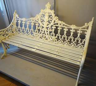 Historische Gartenbänke im Schloss Fantaisie