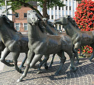 Fünf feurige Pferde vor dem Hauptbahnhof