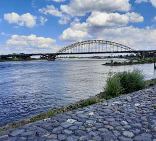 Blick auf die Waal-Brücke 