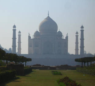 Il Taj dai giardini dietro al fiume