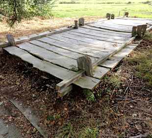 Der rekonstruierte Bohlenweg durch das Moor