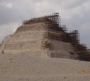 Nekropole von Sakkara mit Djoser- und Gizeh-Pyramiden