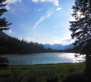 Bow River und Bow River Bridge