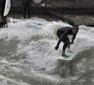 Wellenreiten im Eisbach