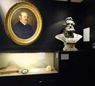 Exponate des Palais Mamming Museum