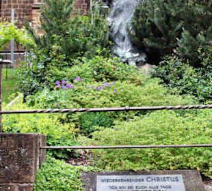 Weinberg und Denkmal St. Marien