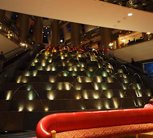 Wasserspiele im Eingangsbereich