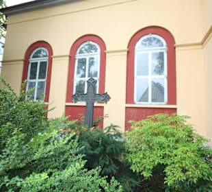 Seitenansicht mit Kreuz