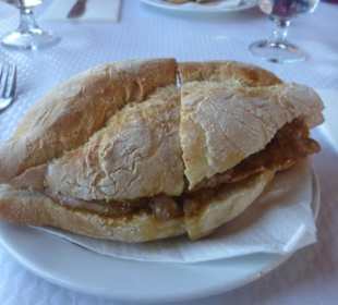 Gutes Bifana im Brötchen im Restaurant O Zé