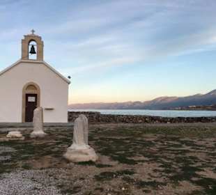 St Nikolaus. Gerade auf ein altgriechischer tempel