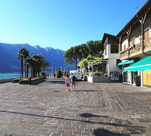 Spaziergang über die morgendliche Uferpromenade
