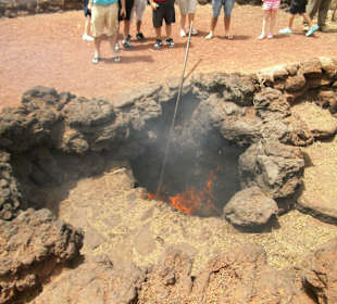 Hitzedemonstration Timanfaya in 2 m Tiefe