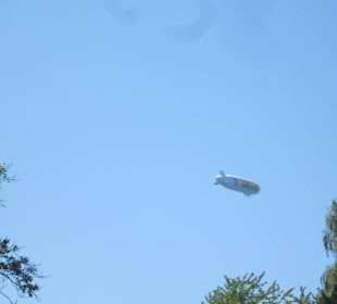 Zeppelin über der Altstadt Meersburg