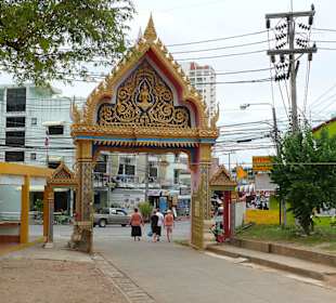 Tempelanlage in Karon mit Markt am Wochenende