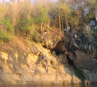 Skály u břehu řeky Kwai