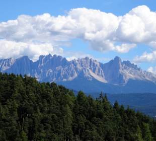 Blick aus der Gondel auf die Dolomiten