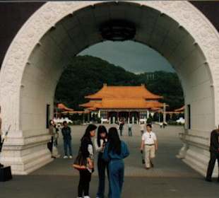 Eingangtor zum Märtyrerschrein