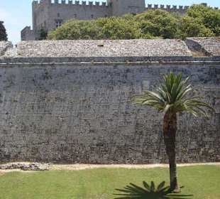 Großmeisterpalast mit Stadtmauer