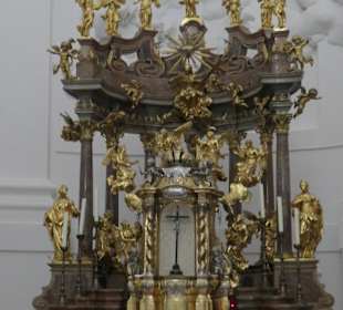 Die Kollegienkirche am Universitätsplatz