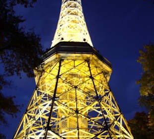 Aussichtsturm Petřín am Abend