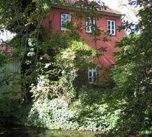 Ein hübsches Haus am Fluss.
