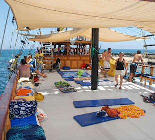 Baba Boot mit Liegematratzen zum Relaxen 