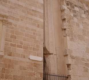 In der Mauer der Kirche eine griechische Säule