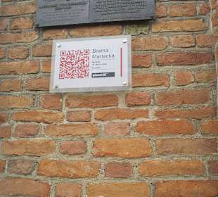 Początek ulicy - brama Mariacka