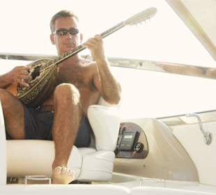 Der Nautilos Kapitän spielt Bousouki für die Gäste