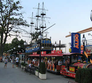 Promenade - golden sands