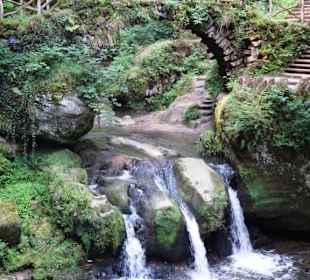 Blick auf den Wasserfall und die Brücke