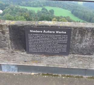 Entlang der Festungsmauer