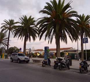 Strandpromenade mit Restaurants