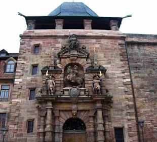 Mittig der Burg Aussichtsturm