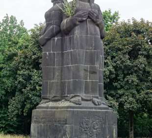 Denkmal "Drei Nornen" vor dem Nordfriedhof