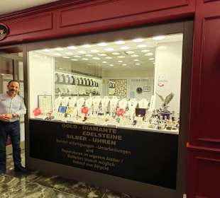 Emin vor dem Ladeneingang