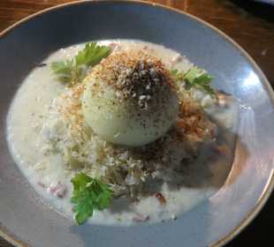 Gefüllter Kloß auf Kraut bei der Weinstube Hottum