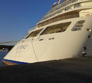 Schiff im Hafen Maó