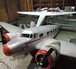 Militär und Zivilflugzeuge in einer Halle