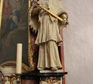 Heiligenfiguren am Seitenaltar