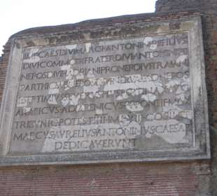Inschrift am Amphitheater in Ostia Antica