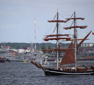 Traditionssegler vor dem Tirpitzhafen