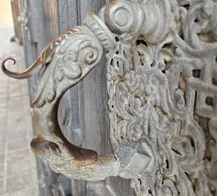 Massives Eingangstor