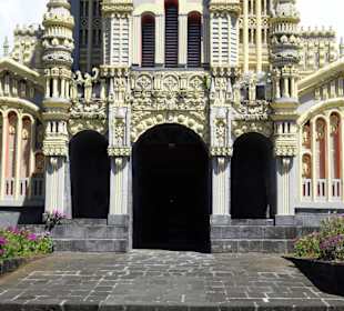 Das Portal der Kirche