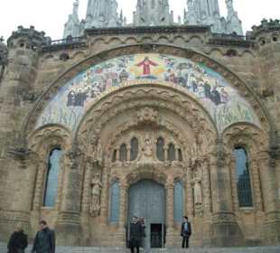 La facciata della chiesa sotto