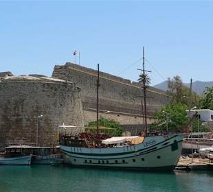 Altes Segelboot im Hafen mit Blick auf das Kastell