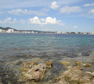 Bucht/Strandpromenade von San Antonio, links Hafen