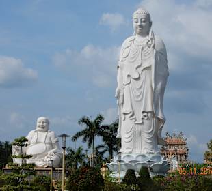 Weiße Buddhastatuen