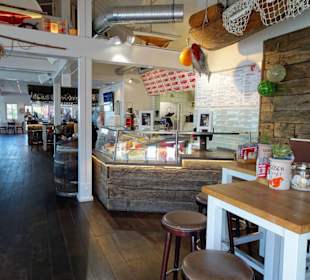 Gastraum und Tresenbereich bei Gosch Flensburg