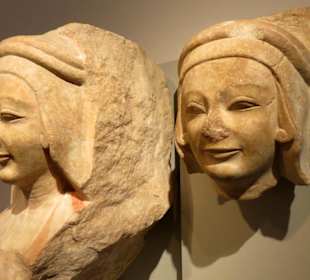 Fragment Säulenschaft: 2 Mädchen; ca. 540 v.Chr.